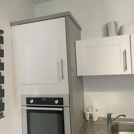 Bleu Lagon-t2 En Rdc Proche Centre Avec Terrasse Labellise Pmr *